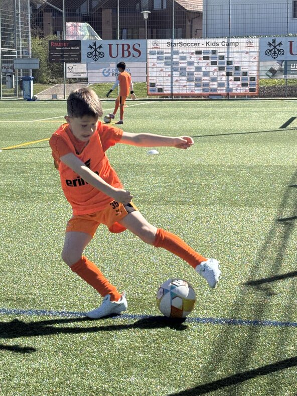 Kinder spielen Fussballturnier
