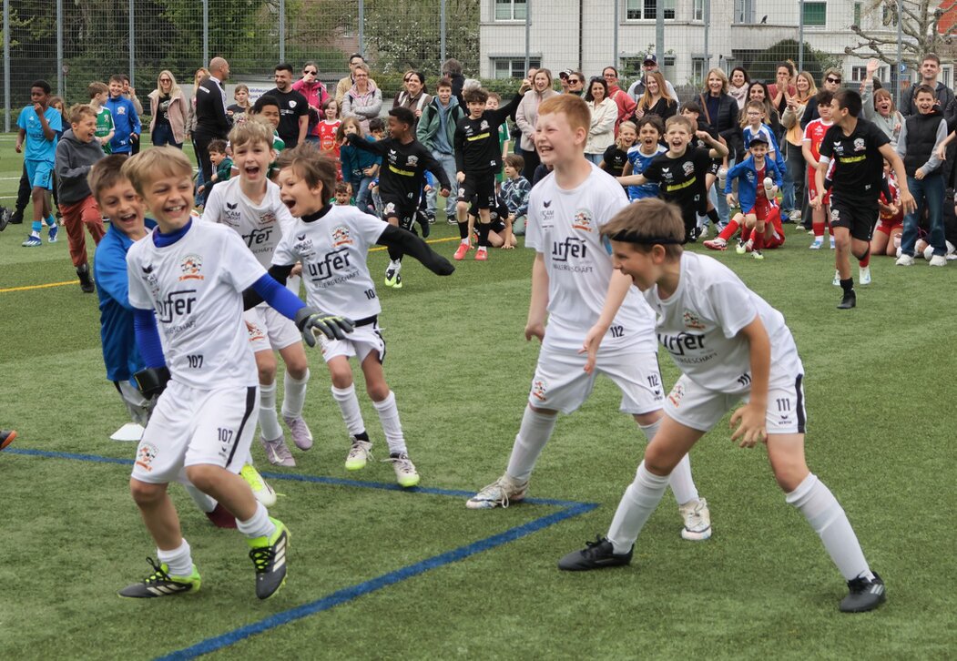 Kinder trainieren beim Fussballcamp