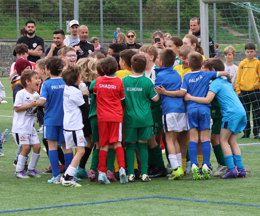 Kinder im Teamkreis zeigen Teamgeist