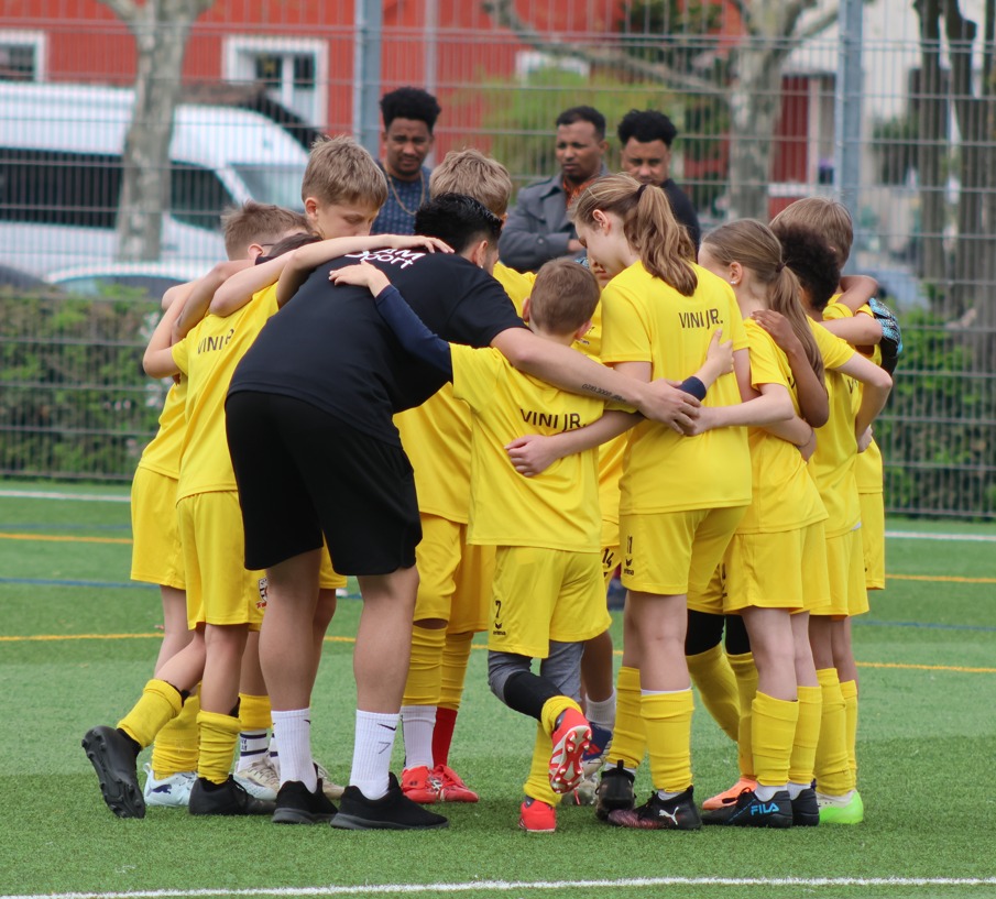 Trainer betreut Kinder beim Training