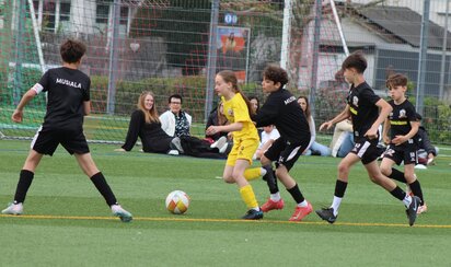 Junge Spieler beim Hallenturnier