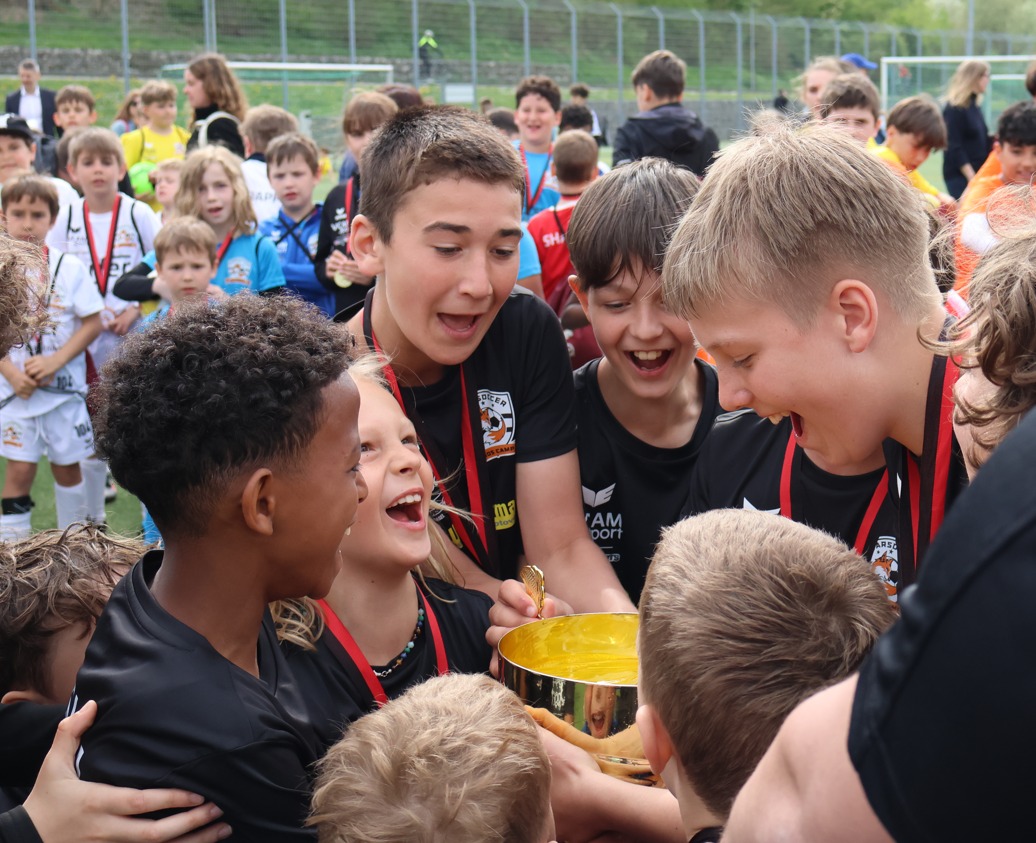 Kinder haben Freude beim Fussballspielen