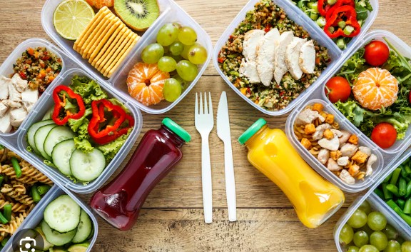 Gesunde Mahlzeit für Kinder im Camp